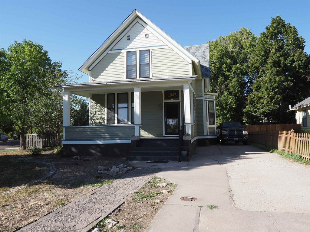 1042 Maple St, Sidney, NE 69162