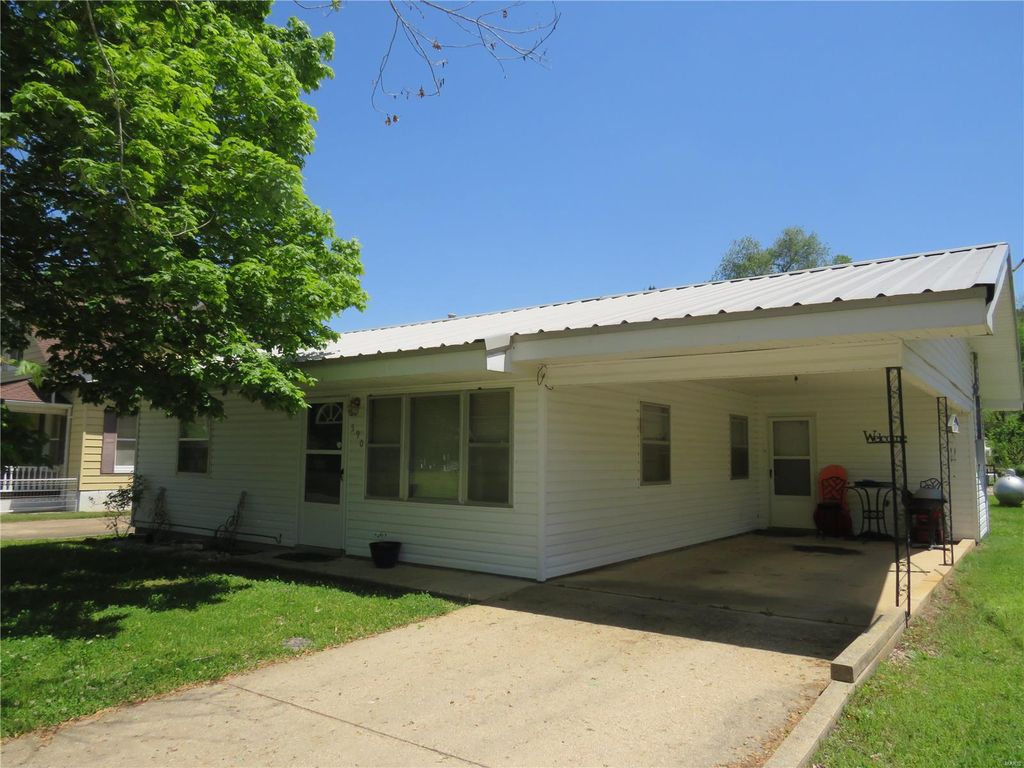 590 S  Main St, Ellington, MO 63638