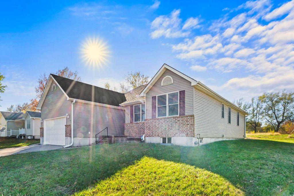204 Crimson Ct, Cameron, MO 64429