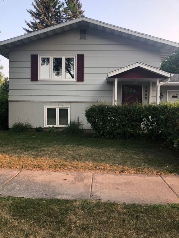 2003 13th Ave S, Grand Forks, ND 58201