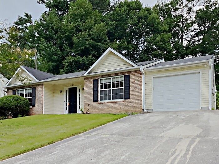 8185 Autumn Green Dr, Fairburn, GA 30213