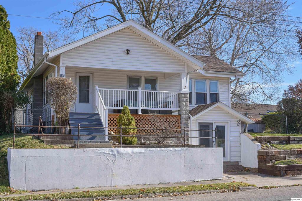 816 N 28th St, Quincy, IL 62301