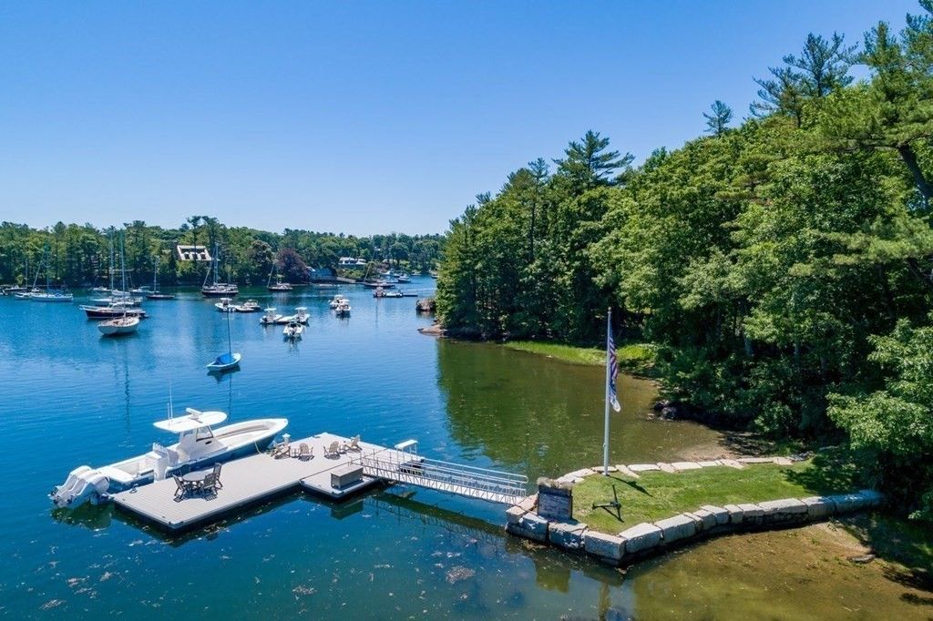 8 Nortons Point, Manchester, MA 01944