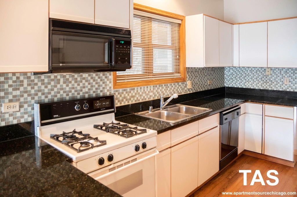 3713 N Janssen Ave #1, Chicago, IL 60613