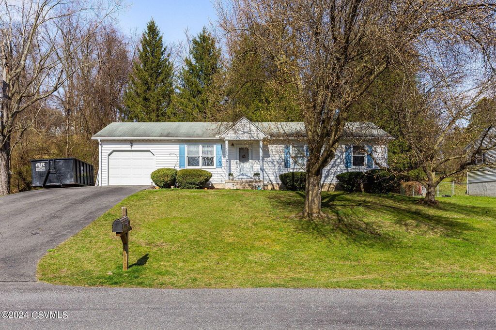 511 Rolling Green Dr, Selinsgrove, PA 17870