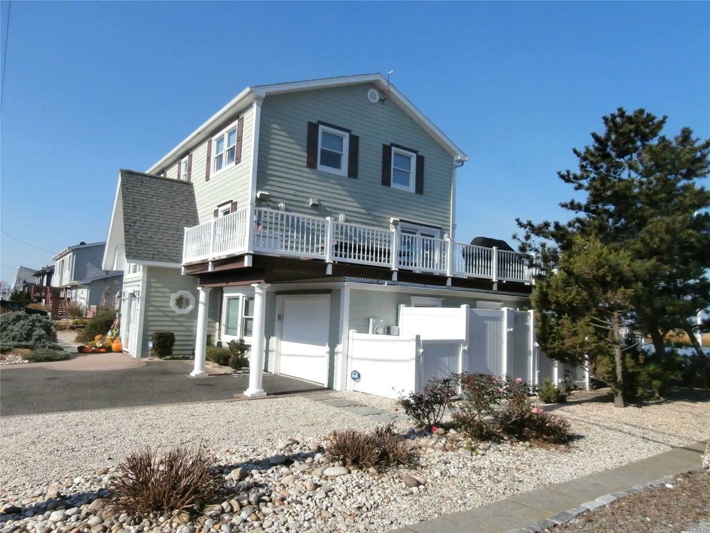10 Broadway ,, Gilgo Beach, NY 4 Bed, 4 Bath SingleFamily Home 10