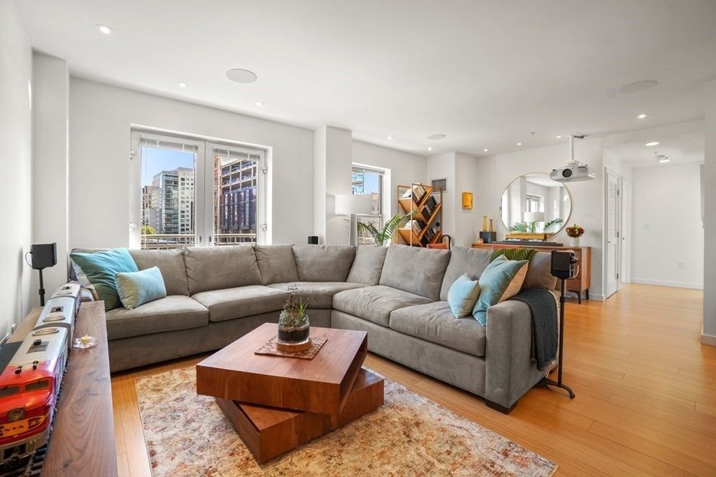 16 Miner St #608, Boston, MA 02215
