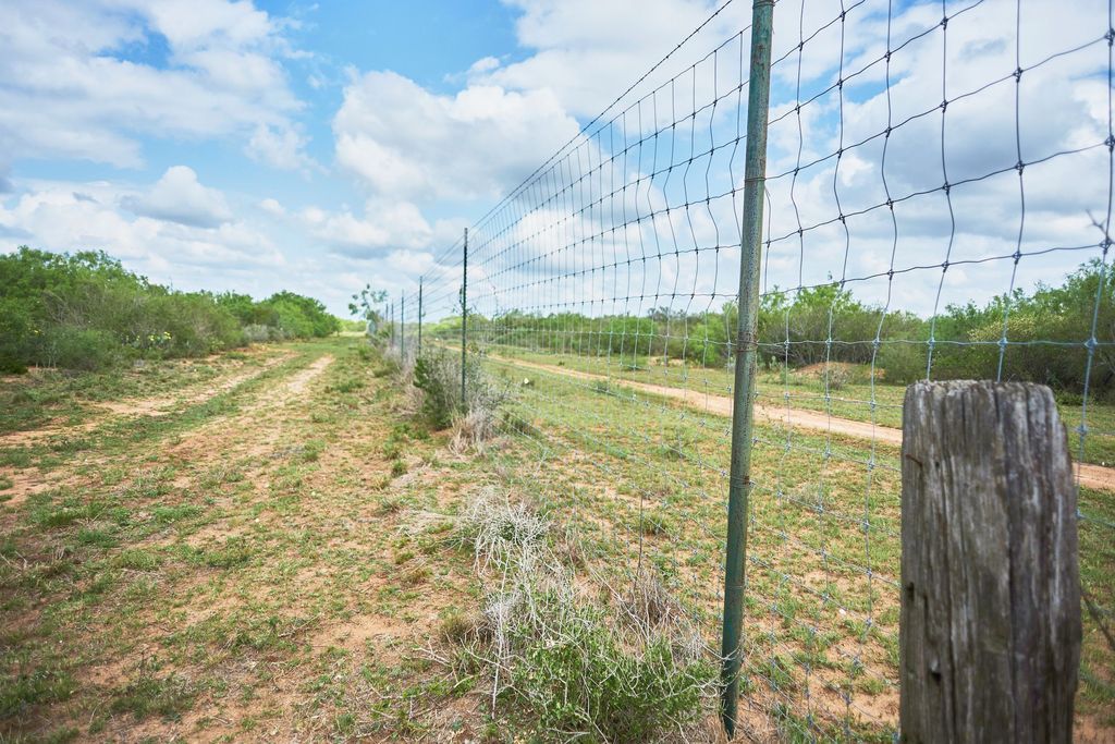 Rural Rte, Bruni, TX 72023