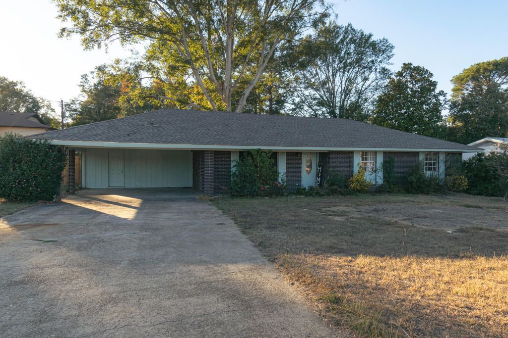 606 10th Ave SE, Magee, MS 39111