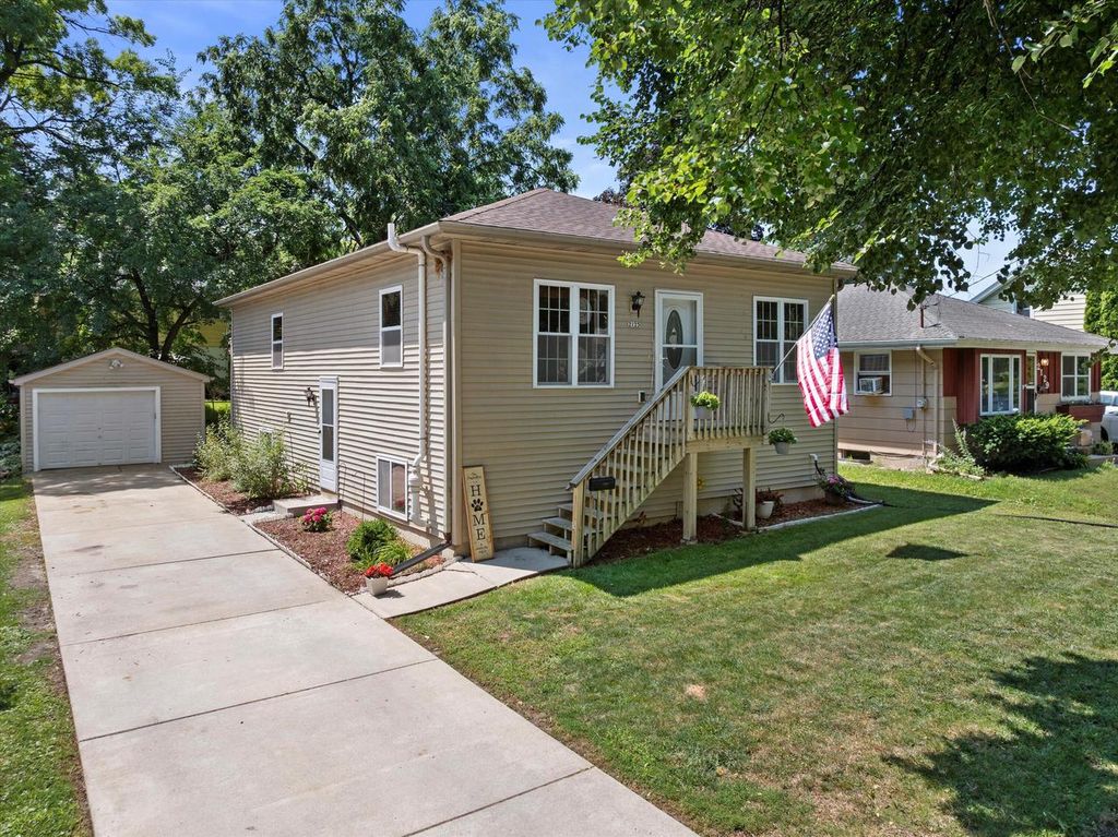 2125 Oaklawn AVENUE, Waukesha, WI 53188