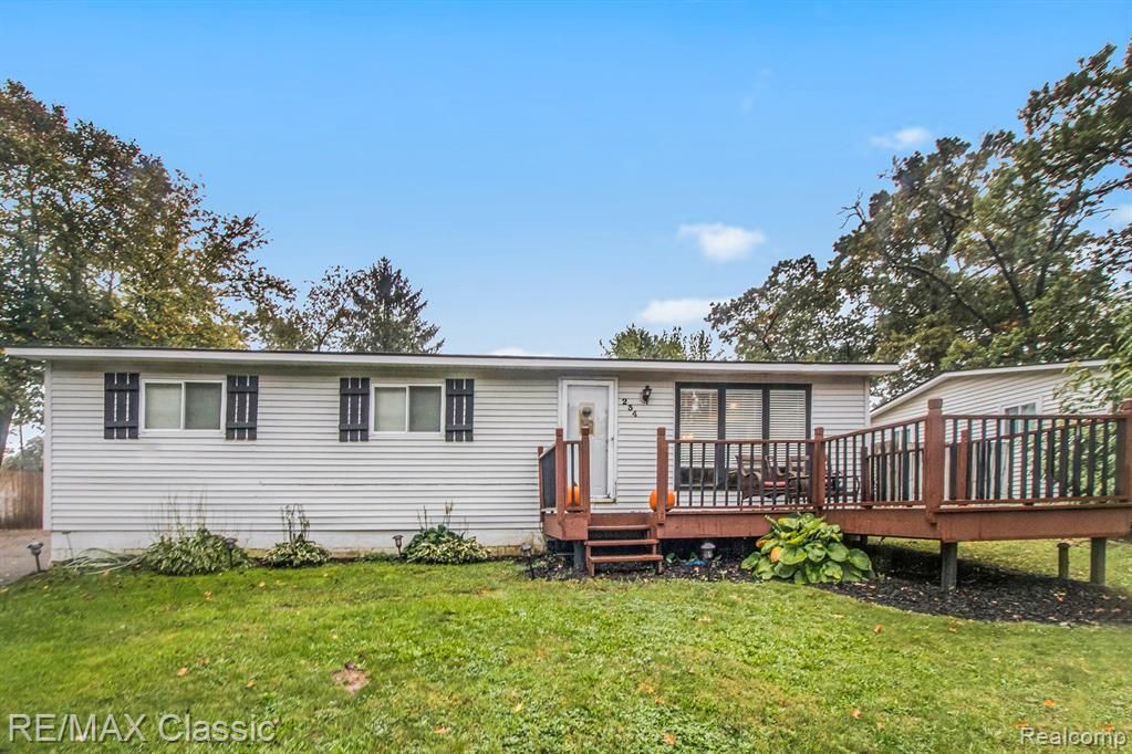 234 Arabelle St, Commerce Township, MI 48382