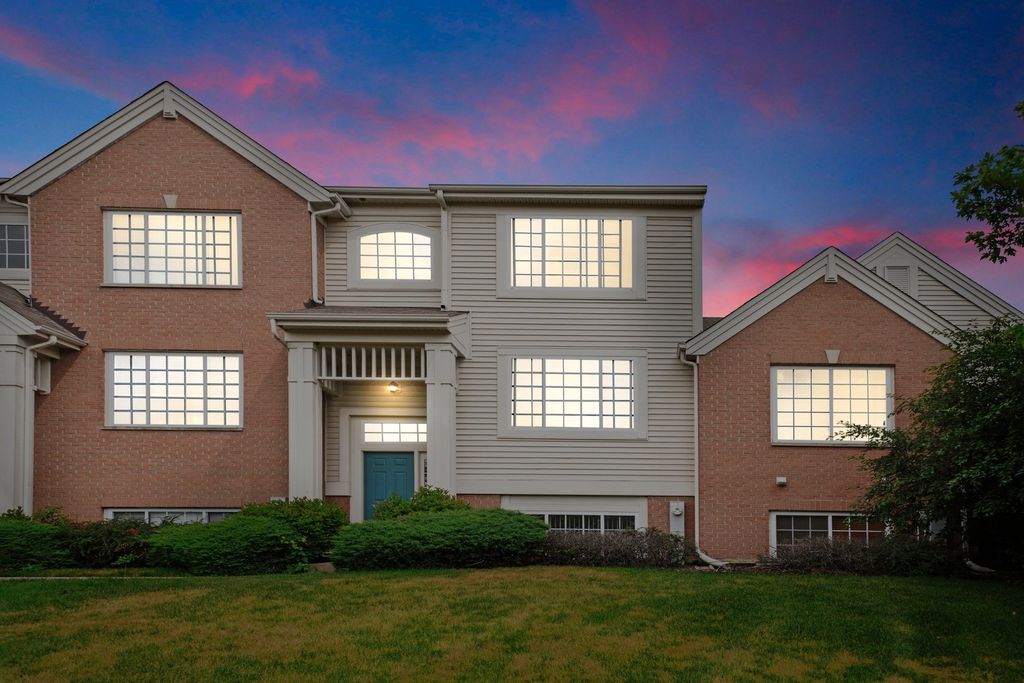 2016 Concord Dr, Mchenry, IL 60050