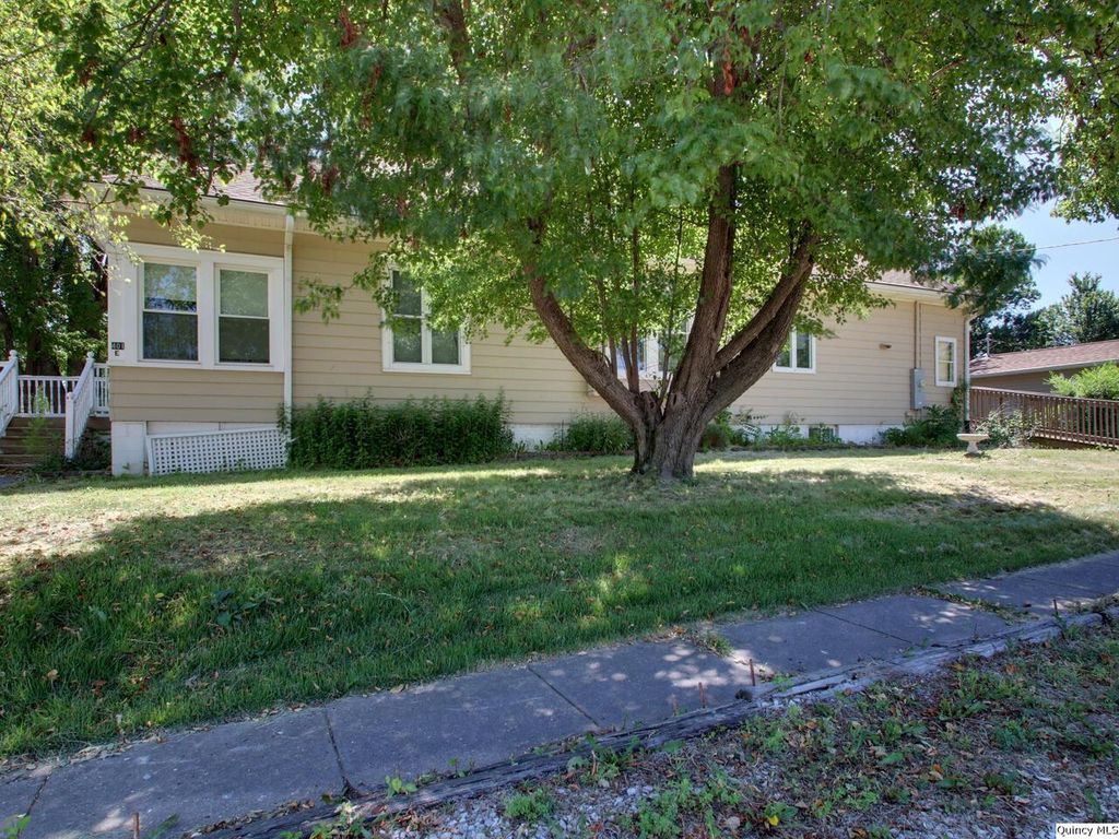 401 E Wood St, Camp Point, IL 62320