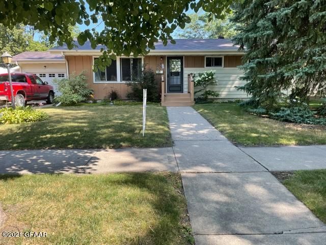 410 23rd Ave S, Grand Forks, ND 58201