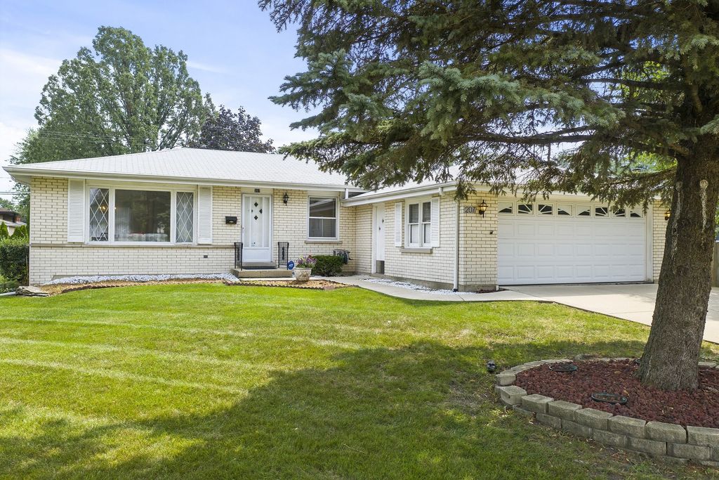 207 N Marcella Rd, Mount Prospect, IL 60056