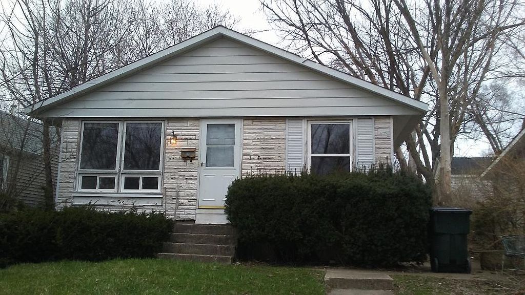 207 N Prospect Dr, Round Lake Park, IL 60073