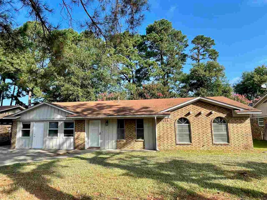 225 E Greenfield Dr, Wake Village, TX 75501