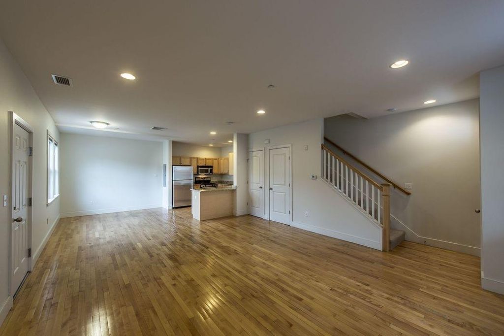 124 2nd St #12, Cambridge, MA 02141