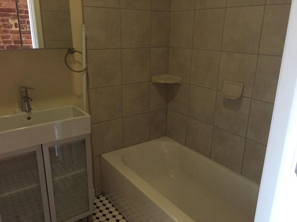 2916 N Calvert St #1B, Baltimore, MD 21218