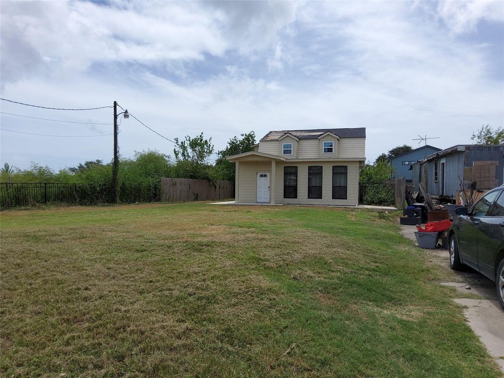 7003 Schlitz Ln, Hitchcock, TX 77563