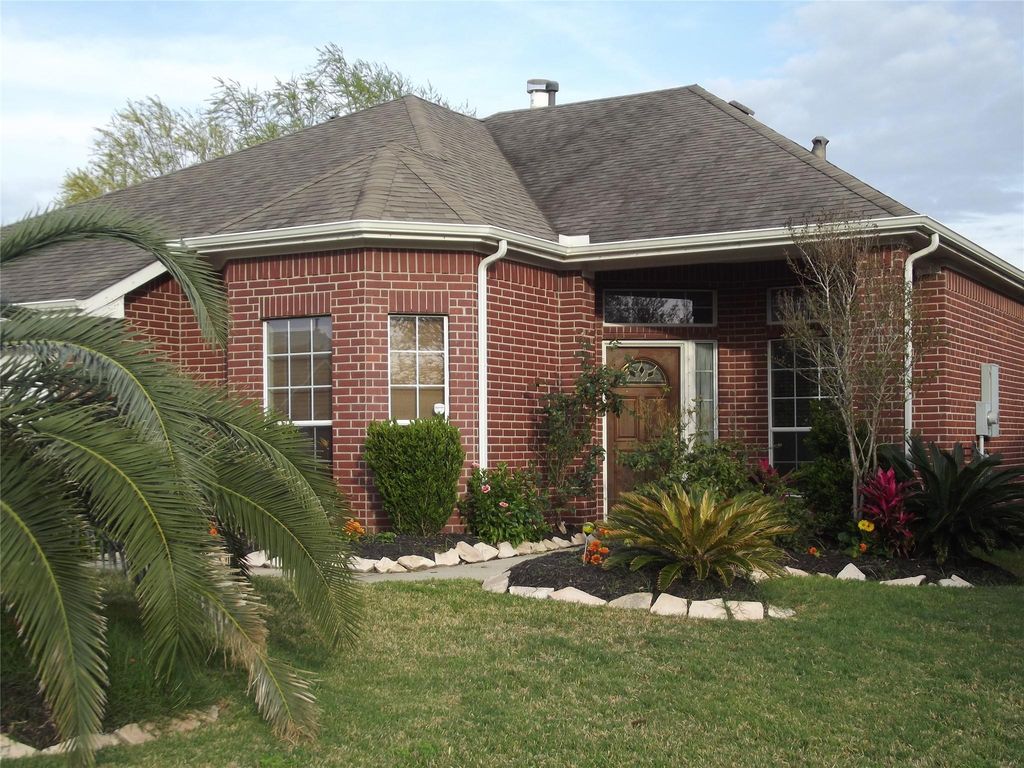 4931 Chase More Dr, Bacliff, TX 77518