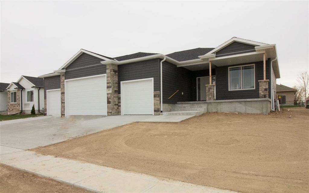 1824 W 51st Street Pl, Kearney, NE 68845