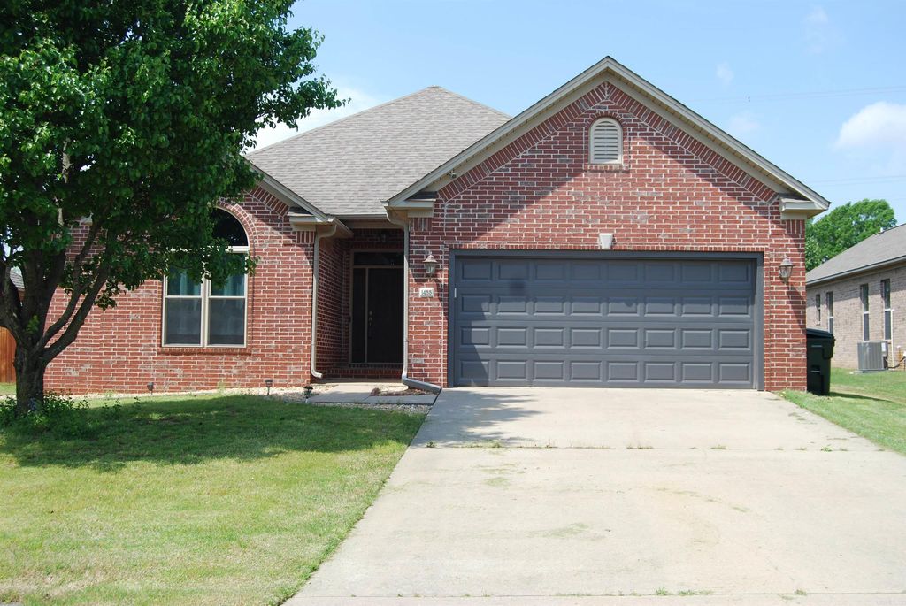 1455 Champions Dr, Conway, AR 72034