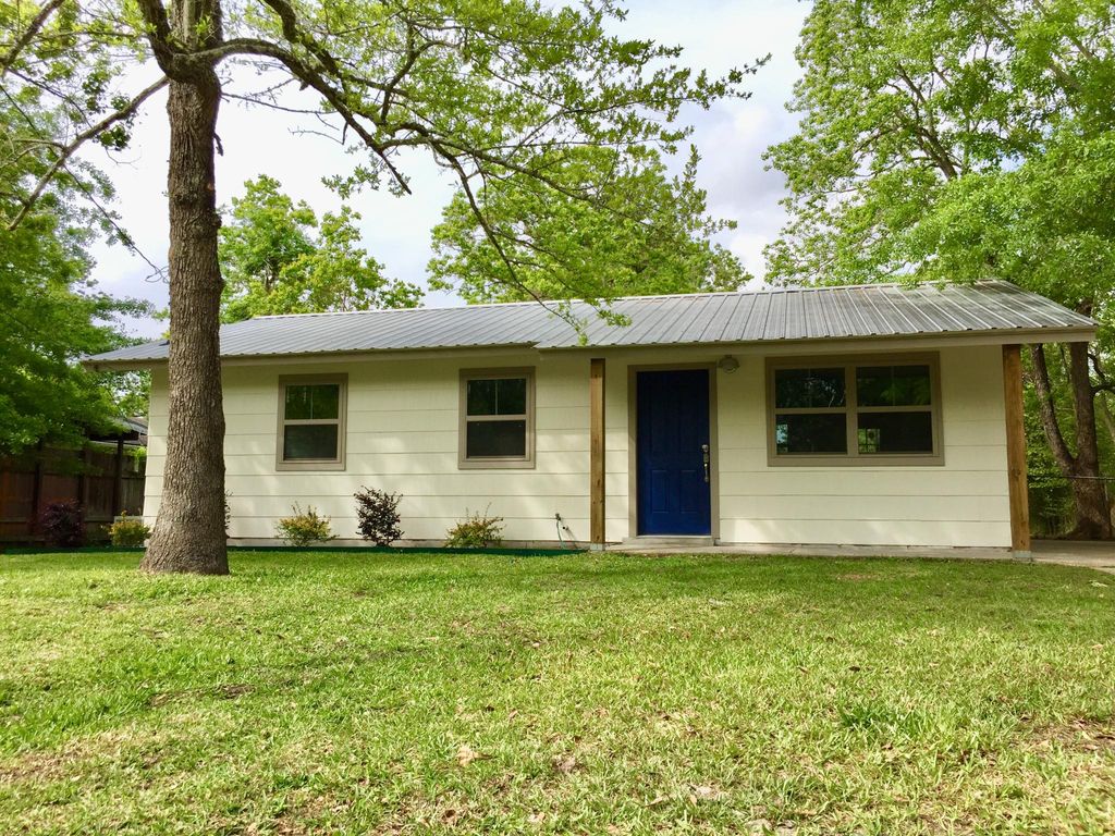 133 Hickory Dr, Ocean Springs, MS 39564