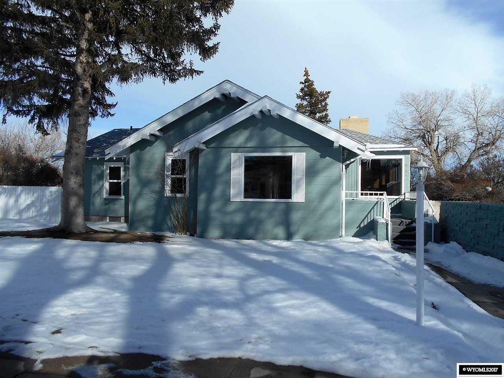 821 9th St, Rawlins, WY 82301