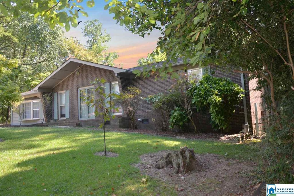 803 Mountain Dr, Anniston, AL 3 Bed, 2 Bath Single