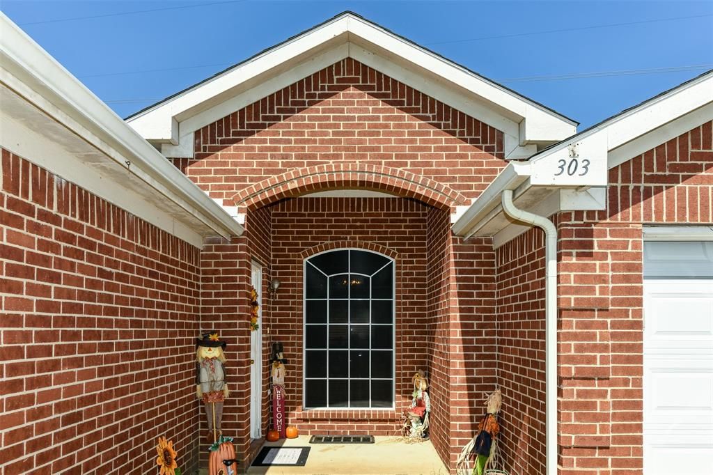 303 Kingfisher Ln, Arlington, TX 76002