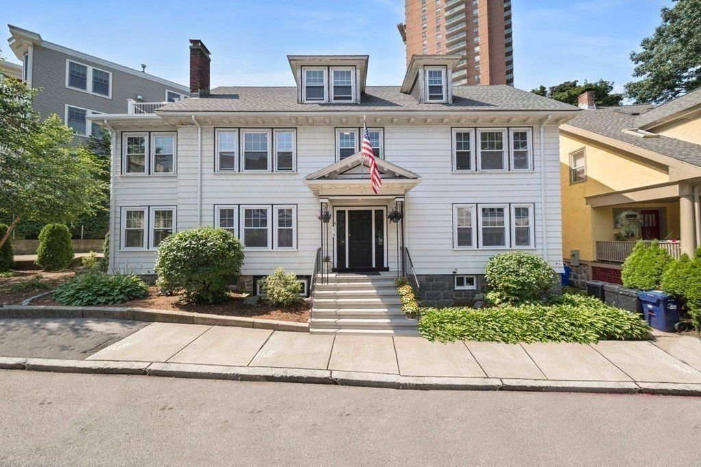 9 Parkwood Ter, Jamaica Plain, MA 02130