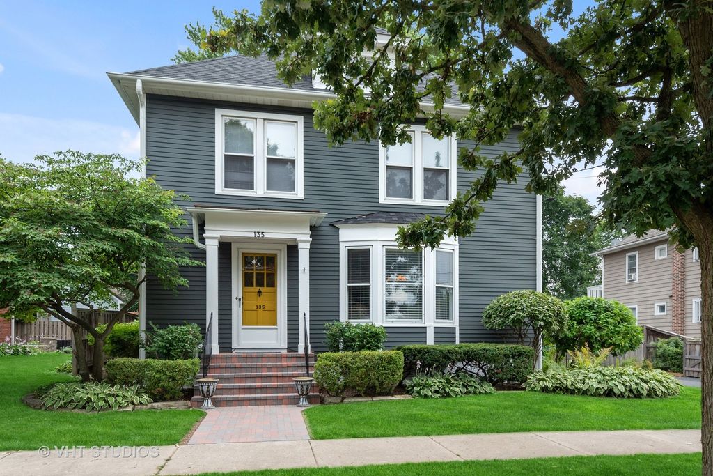 135 W Russell St, Barrington, IL 60010