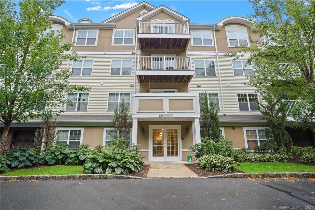 26 Schoolhouse Dr #407, West Hartford, CT 06110