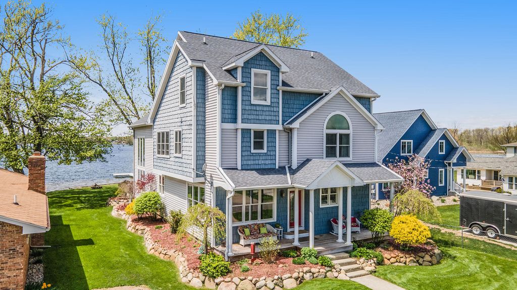 551 E Shore Dr, Battle Creek, MI 49017