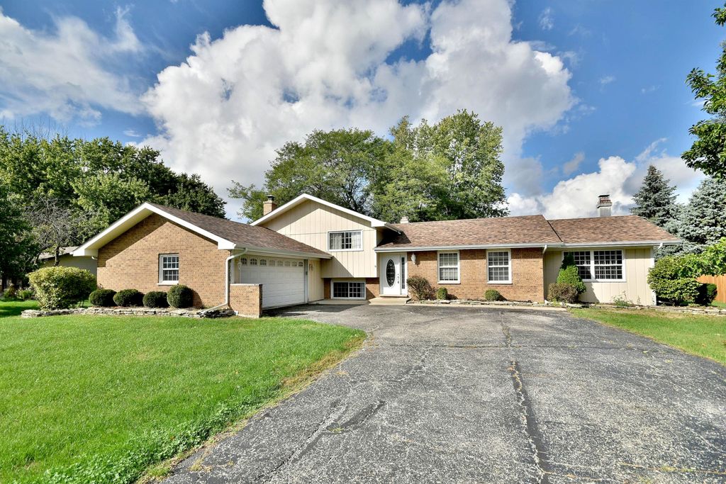 28W744 Grommon Rd, Naperville, IL 60564