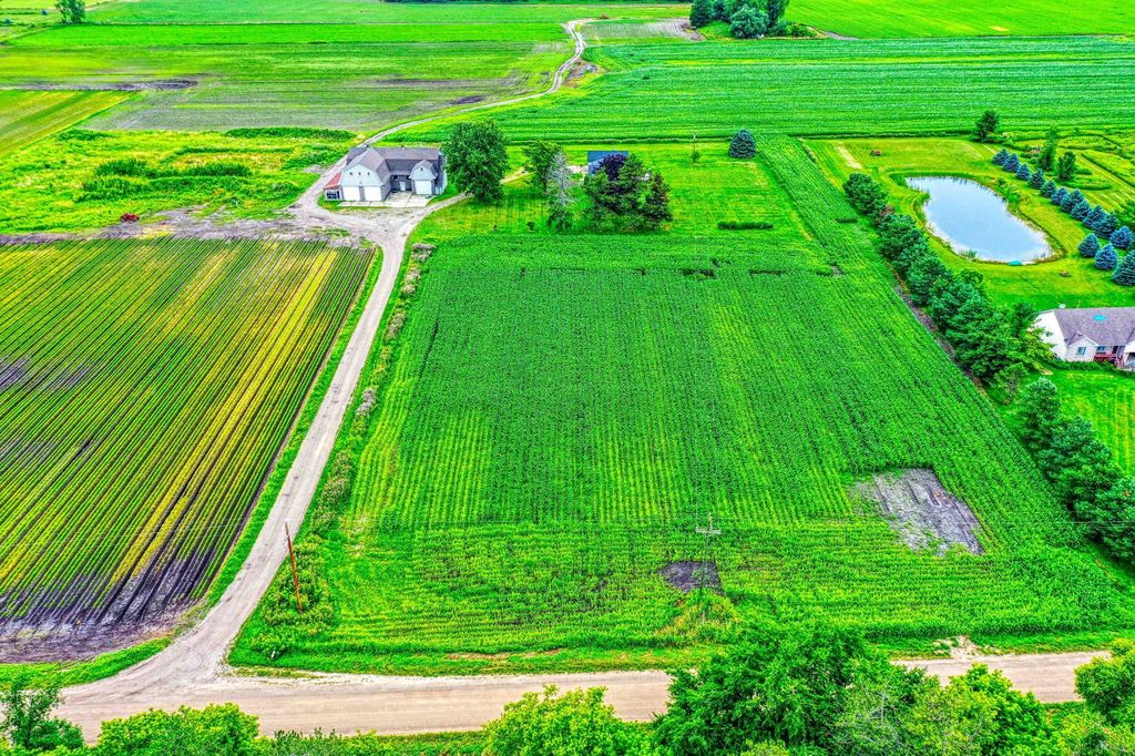8671 Hollow Corners Rd, Almont, MI 48003