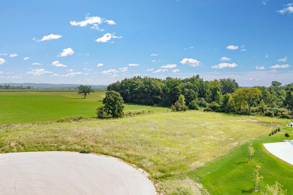 4104 Legacy Ln, De Pere, WI 54115