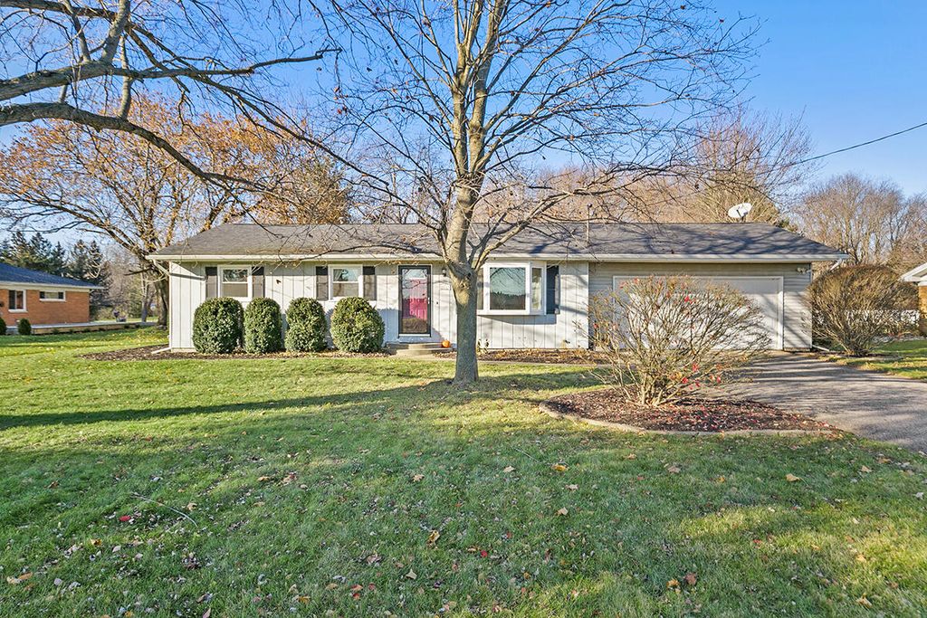 16735 E Augusta Dr, Augusta, MI 49012