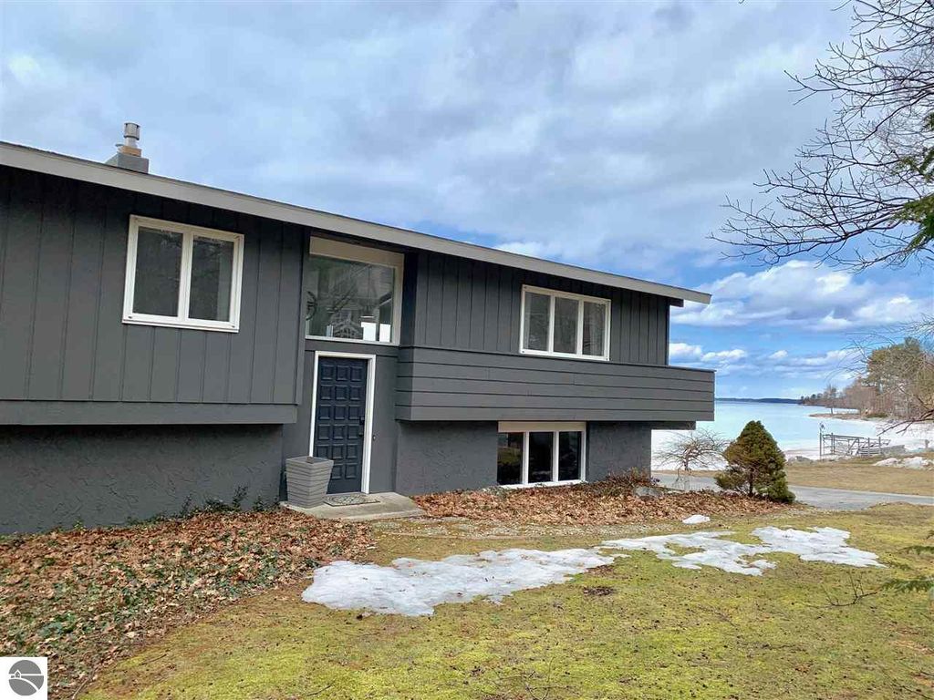 9507 Peninsula Dr, Traverse City, MI 3 Bed, 2 Bath SingleFamily Home