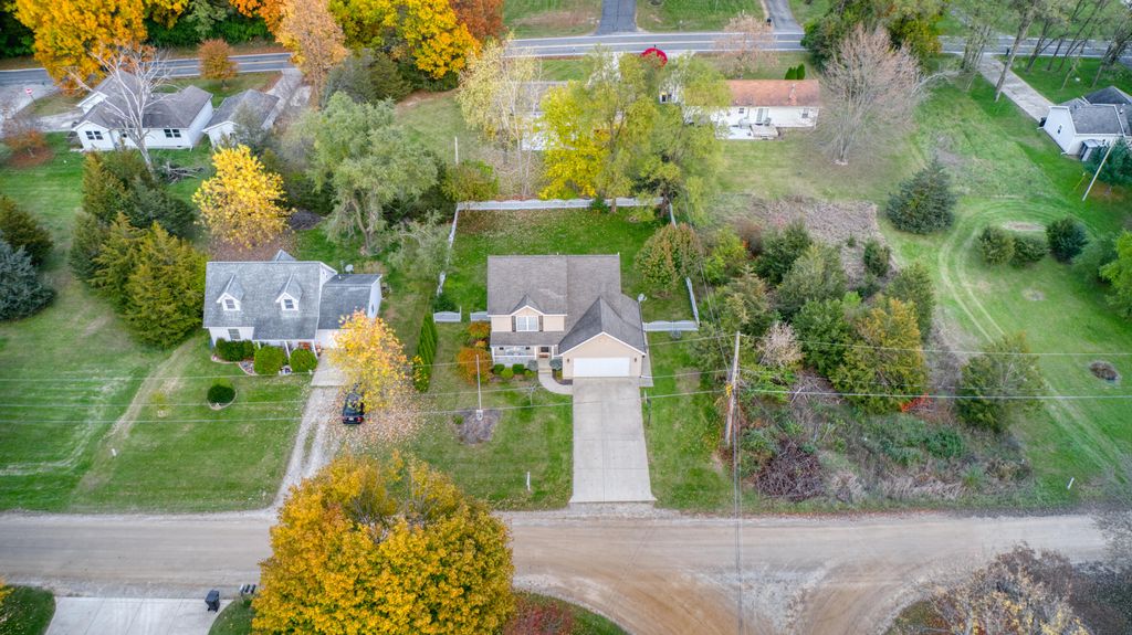 105 Carlysle Dr, Brooklyn, MI 49230