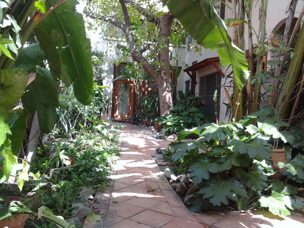 6111 Romaine St #103, Los Angeles, CA 90038