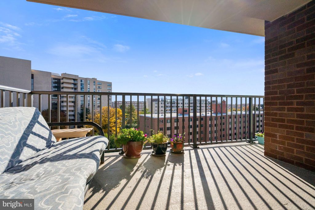 1300 Army Navy Dr #1017, Arlington, VA 22202