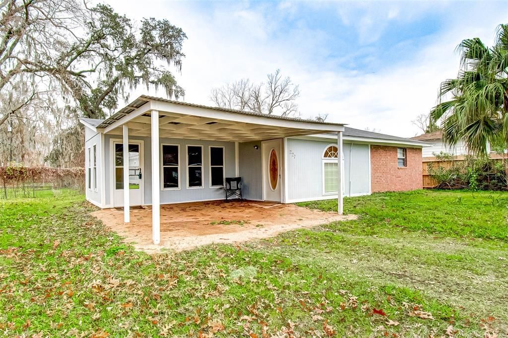 227 N Austin Dr, Angleton, TX 77515