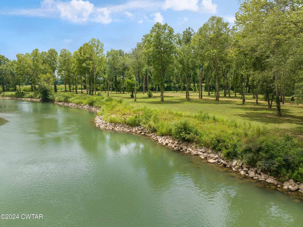 10 Campers Ln, Linden, TN 37096
