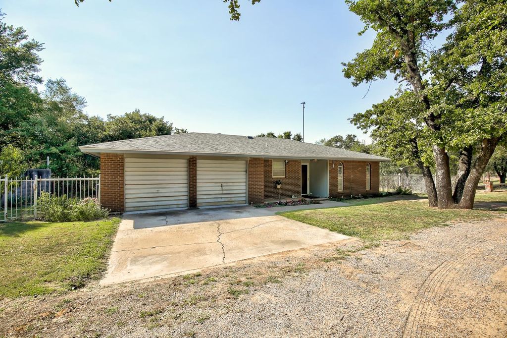 612 E County Rd, Ringwood, OK 73768