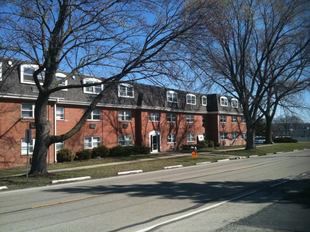 321 Old Indian Trl #1, Aurora, IL 60506