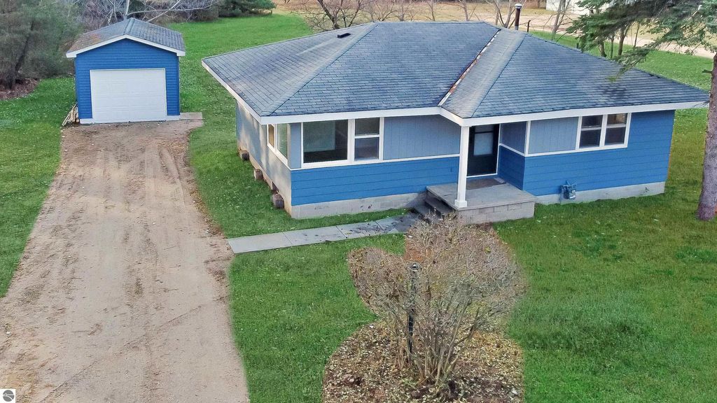 613 Leeson Ave, Cadillac, MI 49601