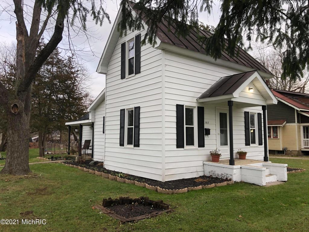 157 S Center St, Lowell, MI 49331