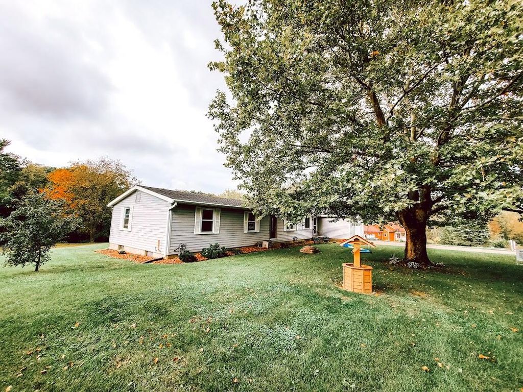 2248 Pondbrooke Dr, Hillsdale, MI 49242